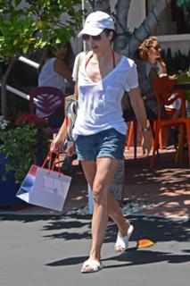 Selma Blair feet photo thumbnail