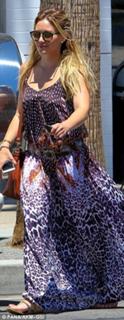 Hilary Duff feet photo thumbnail