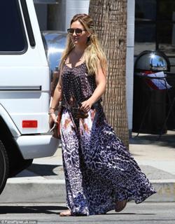 Hilary Duff feet photo thumbnail