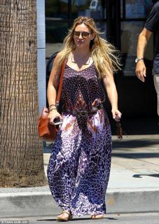 Hilary Duff feet photo thumbnail