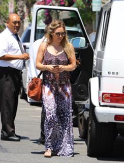 Hilary Duff feet photo thumbnail