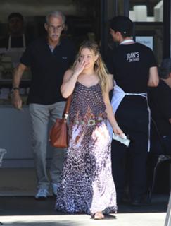 Hilary Duff feet photo thumbnail