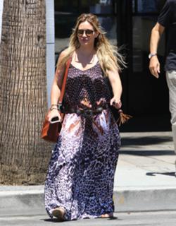 Hilary Duff feet photo thumbnail