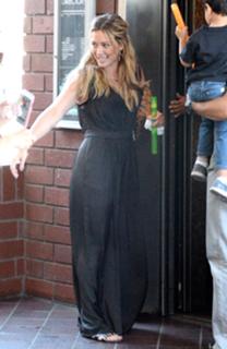 Hilary Duff feet photo thumbnail
