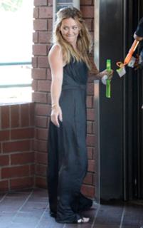 Hilary Duff feet photo thumbnail