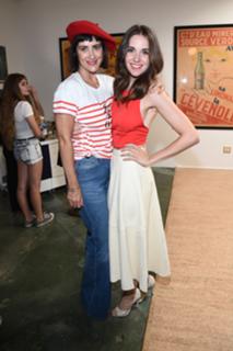 Alison Brie feet photo thumbnail