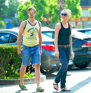 Yvonne Strahovski feet photo thumbnail