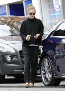 Emma Watson feet photo thumbnail