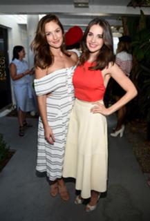 Alison Brie feet photo thumbnail