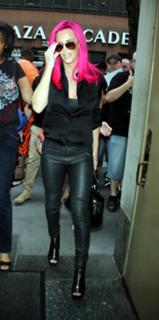 Jenny McCarthy-Wahlberg feet photo thumbnail