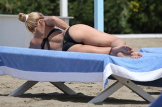 Michelle Hunziker feet photo thumbnail