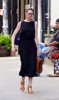 Anne Hathaway feet photo thumbnail