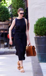 Anne Hathaway feet photo thumbnail