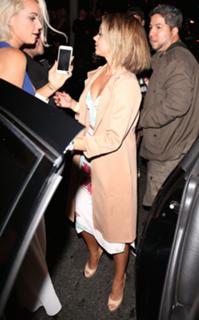 Sarah Hyland feet photo thumbnail