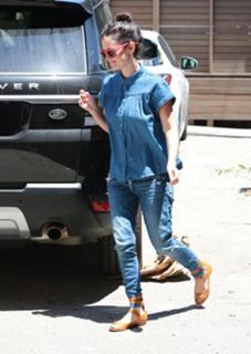 Rachel Bilson feet photo thumbnail