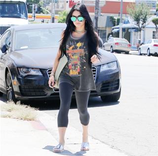 Vanessa Hudgens feet photo thumbnail