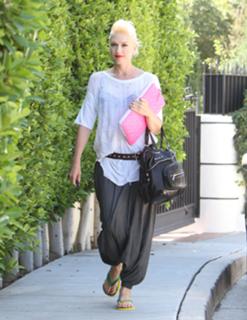 Gwen Stefani feet photo thumbnail