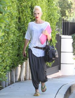 Gwen Stefani feet photo thumbnail