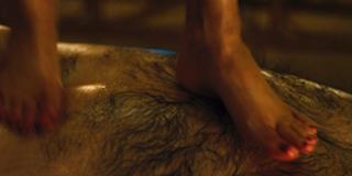 Elizabeth Banks feet photo thumbnail