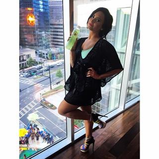 Demi Lovato feet photo thumbnail