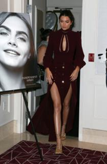 Kendall Jenner feet photo thumbnail