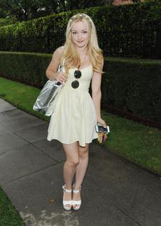 Dove Cameron feet photo thumbnail