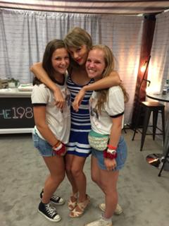 Taylor Swift feet photo thumbnail