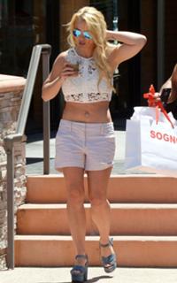 Britney Spears feet photo thumbnail