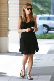 Jennifer Garner feet photo thumbnail