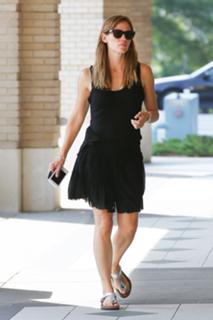 Jennifer Garner feet photo thumbnail