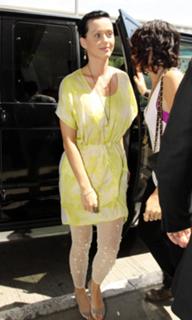 Katy Perry feet photo thumbnail