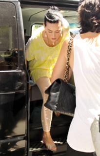 Katy Perry feet photo thumbnail