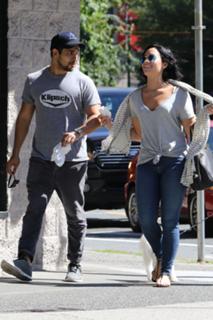 Demi Lovato feet photo thumbnail
