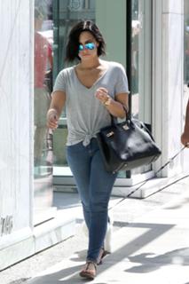 Demi Lovato feet photo thumbnail