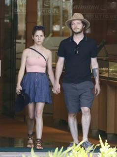 Anna Kendrick feet photo thumbnail