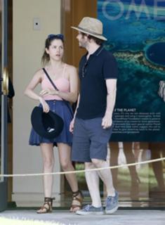 Anna Kendrick feet photo thumbnail