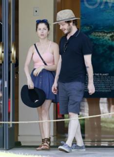 Anna Kendrick feet photo thumbnail