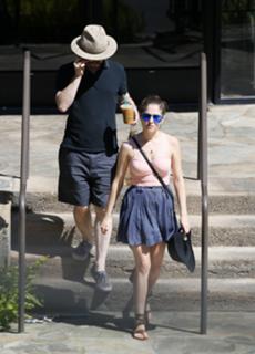 Anna Kendrick feet photo thumbnail
