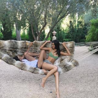 Kendall Jenner feet photo thumbnail