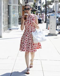 Emmy Rossum feet photo thumbnail