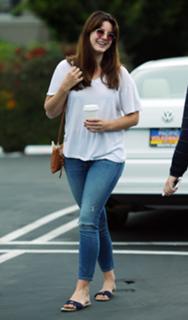 Lana Del Rey feet photo thumbnail