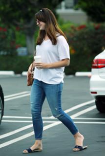 Lana Del Rey feet photo thumbnail