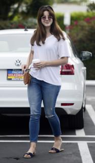 Lana Del Rey feet photo thumbnail