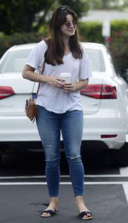 Lana Del Rey feet photo thumbnail