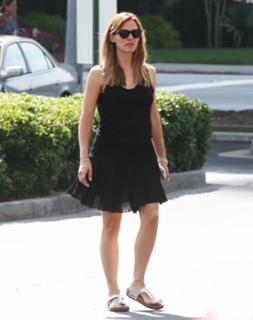 Jennifer Garner feet photo thumbnail