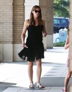Jennifer Garner feet photo thumbnail