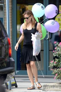 Jennifer Garner feet photo thumbnail