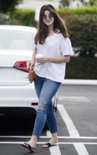 Lana Del Rey feet photo thumbnail