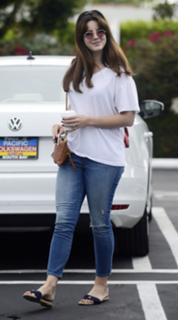 Lana Del Rey feet photo thumbnail