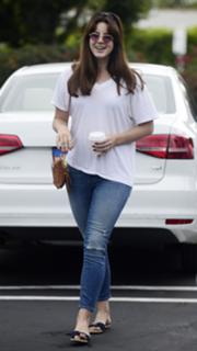 Lana Del Rey feet photo thumbnail